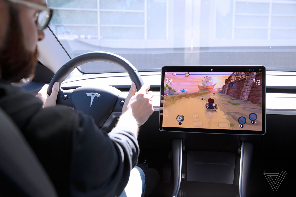 Tesla  Crescem relatos de pessoas jogando videogame com carros em