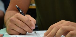 A idade média de Pedro e Julia foi 85. Se a média entre Pedro, Julia e Lucas é 90, qual a idade de Lucas?