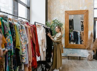 Por que roupas usadas estão ganhando popularidade? pexels-photo