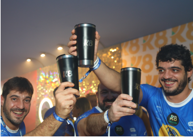 K8 leva convidados para camarote