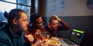 Homem jogando online com expressão concentrada