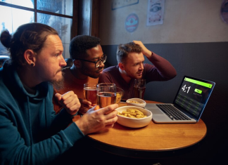 Homem jogando online com expressão concentrada